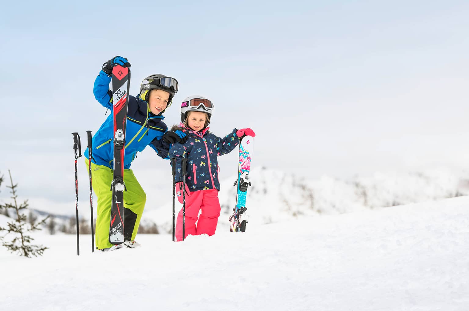 Kinder mit mit Ski