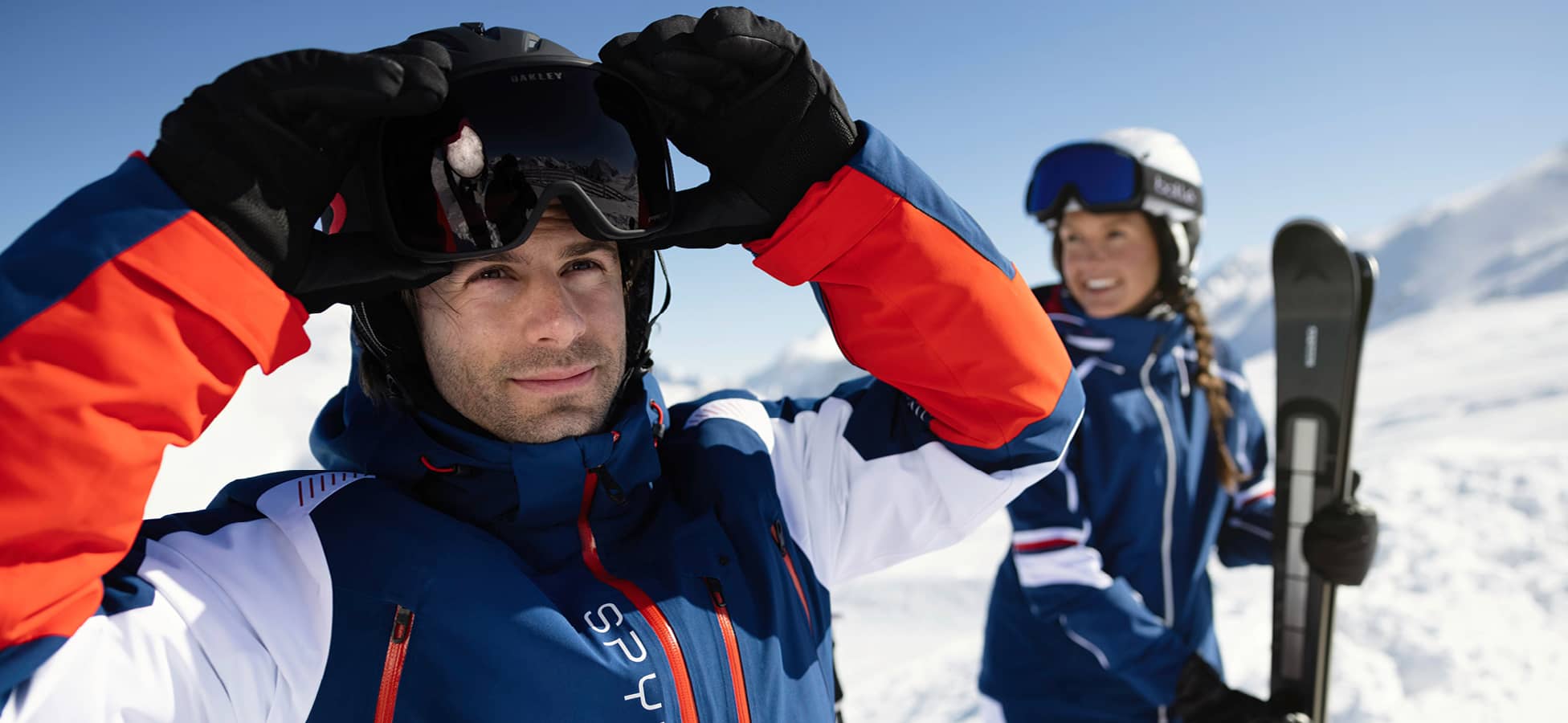 Skifahrer mit Helm und Skibrille