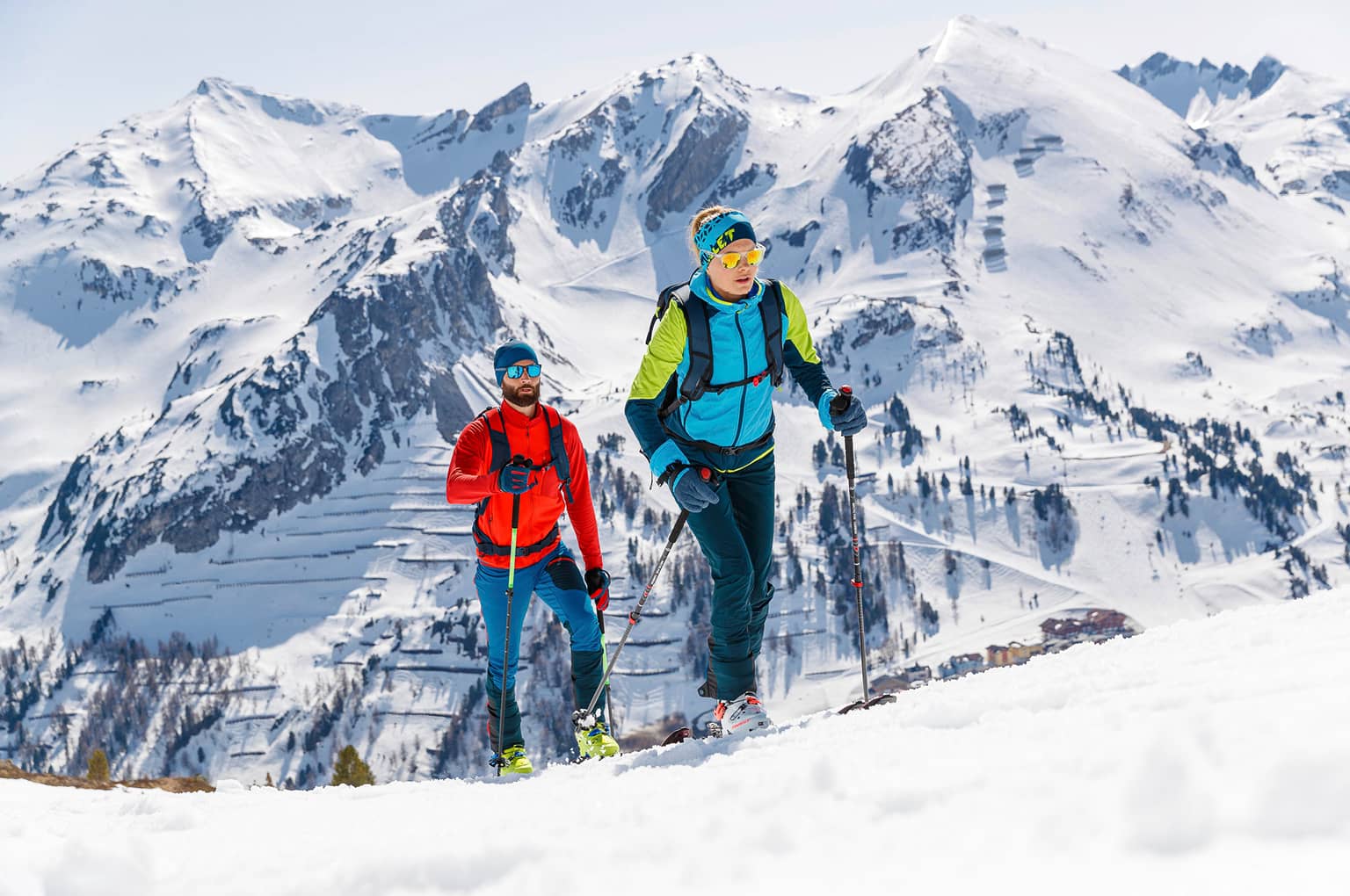 Skitourengeher:in beim Aufstieg im Gebirge