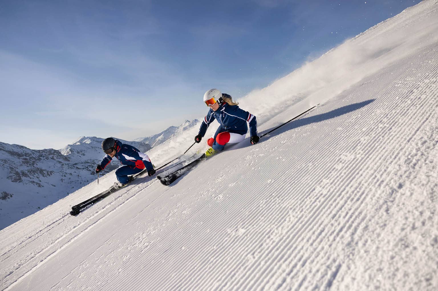 Zwei Skifahrerer auf Skipiste und Berge